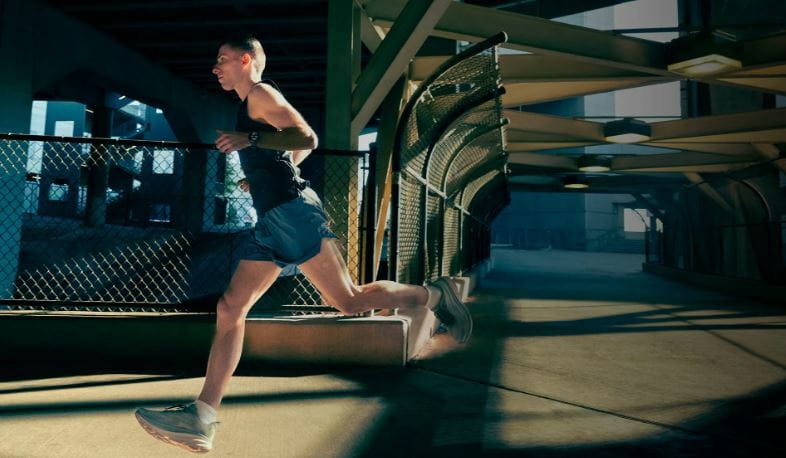 Смарт-часы Garmin Forerunner 970 Black Carbon Gray DLC Titanium with Black/Translucent Whitestone Silicone with Slate Buckle (010-02969-60)