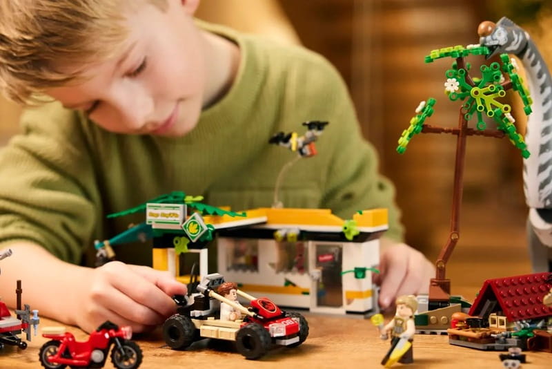 Конструктор LEGO Jurassic World Миссия по отслеживанию раптора и титанозавра (76973)