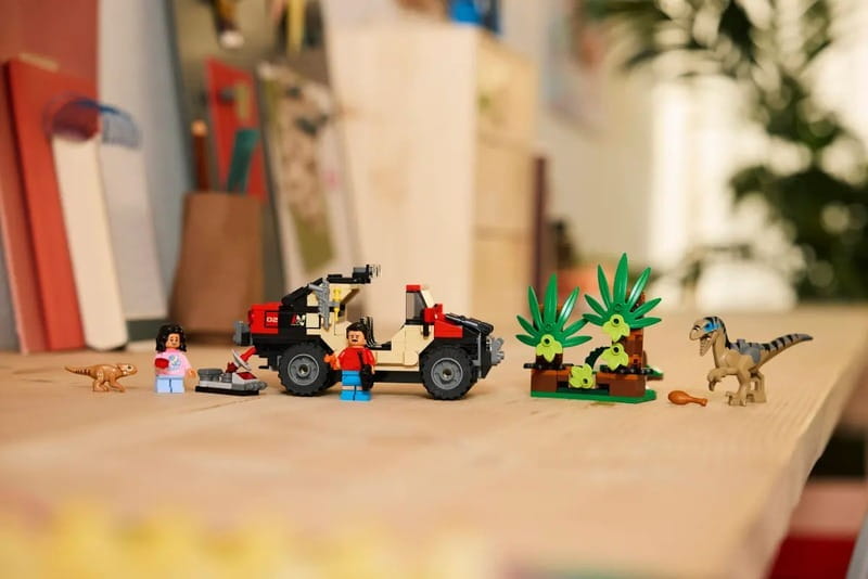 Конструктор LEGO Jurassic World Бегство по бездорожью от раптора (76972)