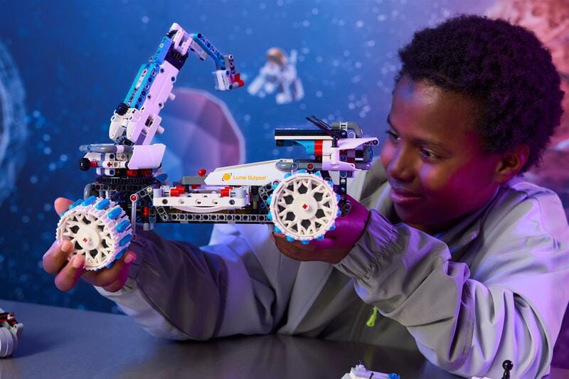 Конструктор LEGO Technic Луноход Lunar Outpost. Космический корабель (42211)