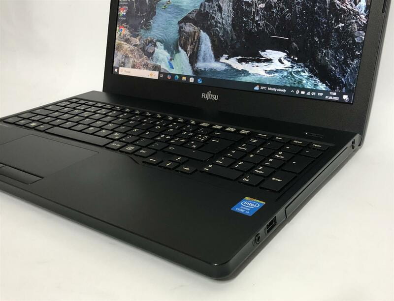 Ноутбук Fujitsu Lifebook A555 / 15.6" (1366х768) / i3-5005U / 8GB / 128GB SSD / Win10Pro - Б/у