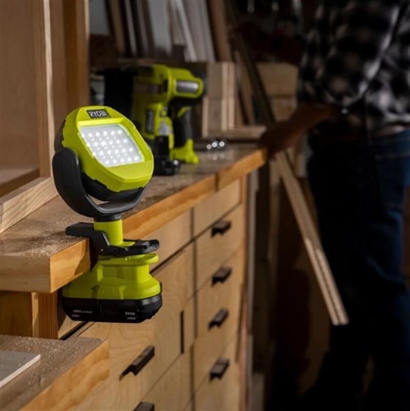 Фонарь поворотный с клипсой Ryobi RLCL18-0 ONE+, без АКБ и З.У.  (5133005594)