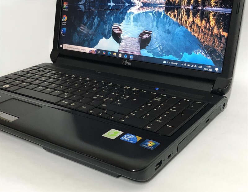 Ноутбук Fujitsu Lifebook AH530 / 15.6" (1366х768) / i5-450M / 8GB / 250GB HDD / Win10Pro - Б/у