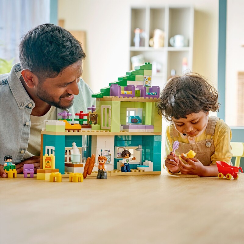 Конструктор LEGO Duplo Town Современный семейный дом с фигурками (10470)