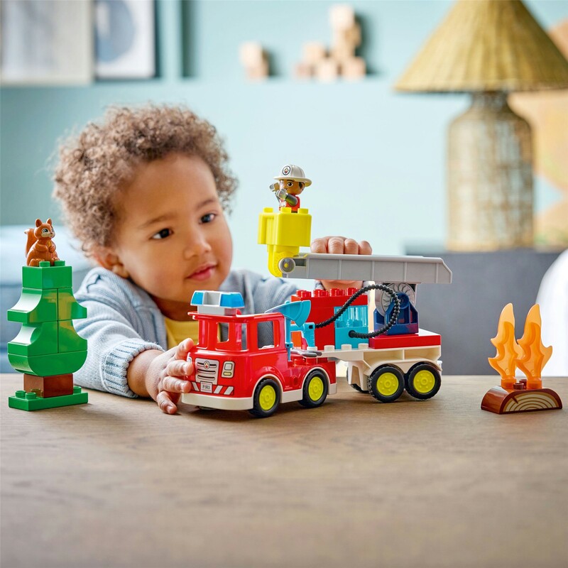 Конструктор LEGO Duplo Town Пожарная машина со шлангом и пожарным (10473)