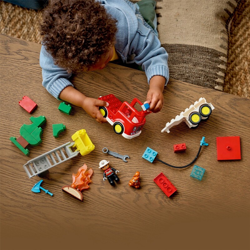 Конструктор LEGO Duplo Town Пожарная машина со шлангом и пожарным (10473)