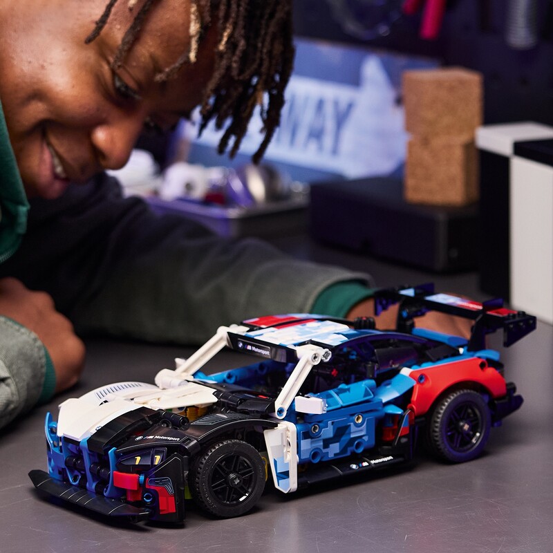 Конструктор LEGO Technic Автомобиль для гонки BMW M4 GT3 EVO (42226)