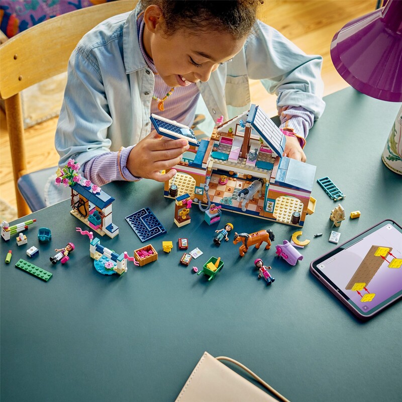 Конструктор LEGO Friends Конная конюшня и академия верховой езды (42688)