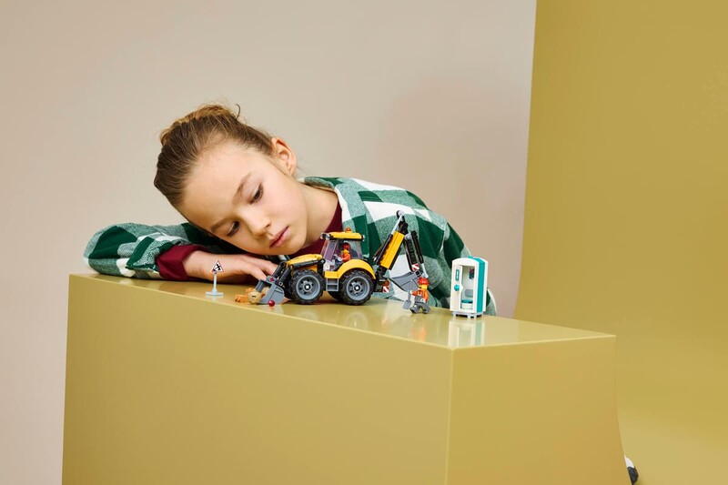 Конструктор LEGO City Желтый экскаватор-погрузчик (60480)
