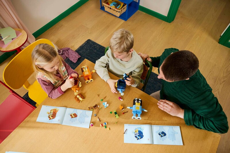 Конструктор LEGO Bluey Семья Блуи из кубиков (11217)