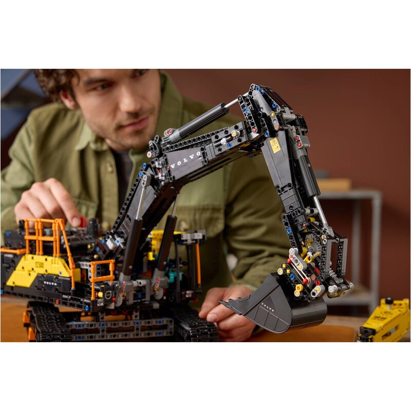 Конструктор LEGO Technic Экскаватор Volvo EC500 Hybrid (42215)