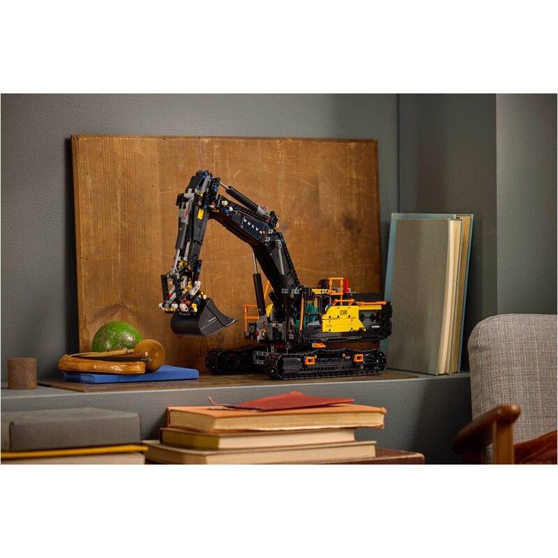 Конструктор LEGO Technic Экскаватор Volvo EC500 Hybrid (42215)