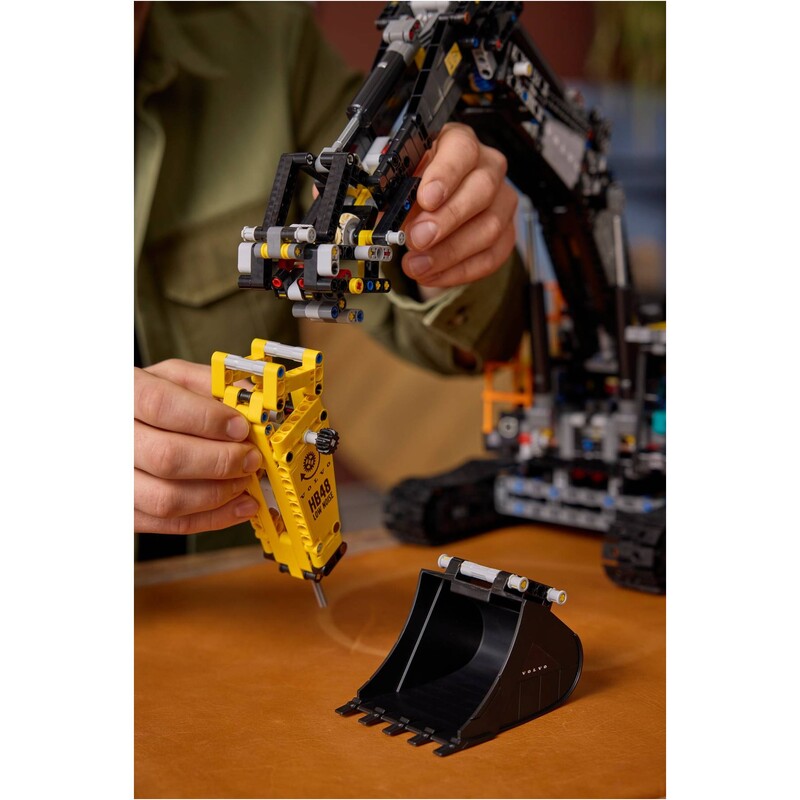 Конструктор LEGO Technic Экскаватор Volvo EC500 Hybrid (42215)