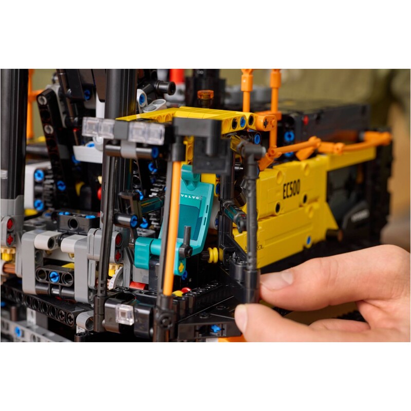 Конструктор LEGO Technic Экскаватор Volvo EC500 Hybrid (42215)