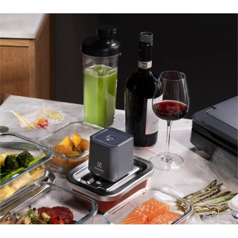 Вакууматор для винных бутылок Electrolux EVWC1